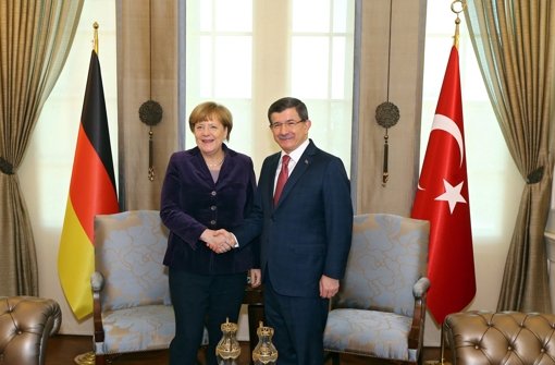 Schulterschluss: Bundeskanzlerin Angela Merkel hofft auf die Unterstützung ihres türkischen Kollegen Ahmet Davutoglu in der Flüchtlingskrise. Foto:  