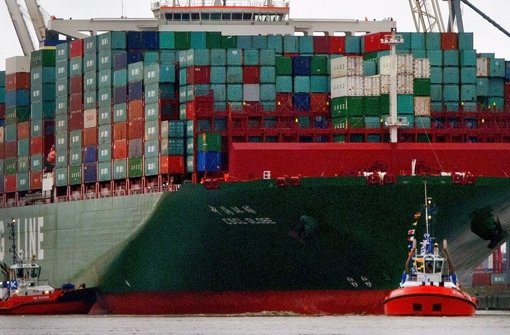 Knapp 400 Meter lang: Das größte Schiff der Welt, das Containerschiff CSCL Globe, beim Einlaufen in den Hafen von Hamburg.  Foto: dpa
