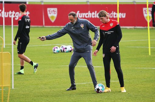 Pellegrino Matarazzo (Mitte) und der VfB Stuttgart treffen an diesem Samstag auf die TSG Hoffenheim. Foto: Pressefoto Baumann/Alexander Keppler