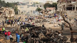 Alles ist zerstört: In Somalias Hauptstadt Mogadischu ist eine Lastwagenbome explodiert. Foto: AFP