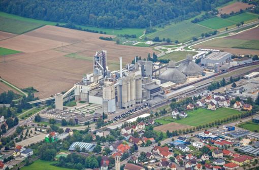 Die klimafreundliche Kerosinproduktion soll am Schwenk-Zementwerk in Mergelstetten aufgebaut werden. Foto: imago/Dennis Straub