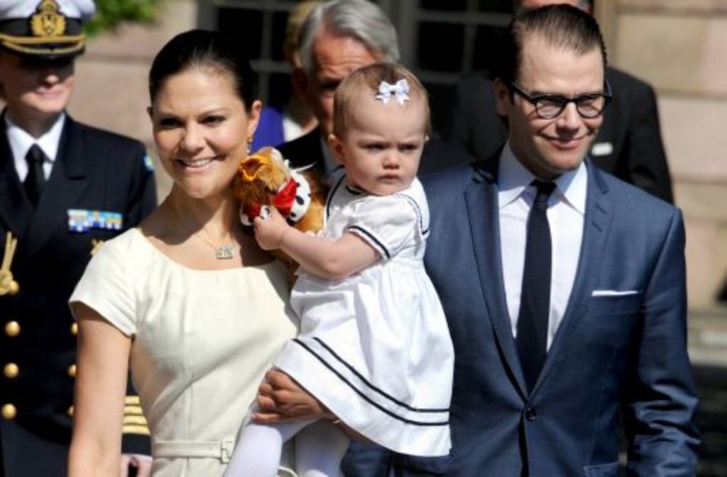 Sie sind der Garant für die guten Sympathiewerte der schwedischen Königsfamilie: Kronprinzessin Victoria, ihr Mann Prinz Daniel und die kleine Estelle.