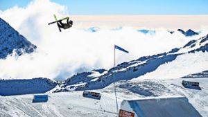Mit 80 Sachen die Rampe hinunter: Ole Pavel bei der Weltcup-Vorbereitung auf dem Stubaier Gletscher in Österreich Foto: Martin Erd
