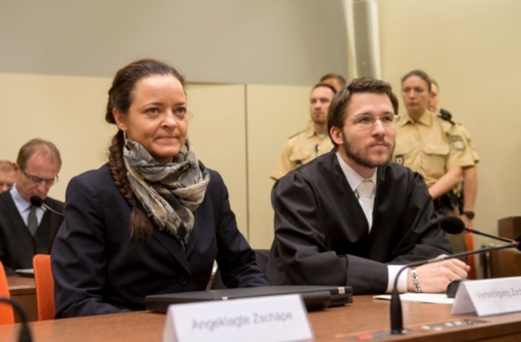 Die Hauptangeklagte im NSU-Prozess, Beate Zschäpe, mit ihrem Verteidiger Mathias Grasel. Foto: dpa