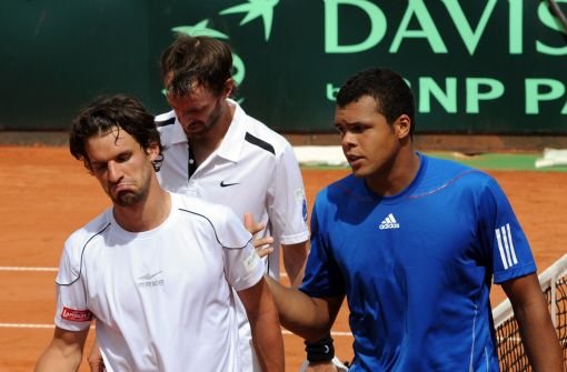 Christopher Kas (Mitte) und Philipp Petzschner (links) sind am Samstag im Davis-Cup-Viertelfinale gegen Frankreich ausgeschieden.  Foto: dpa
