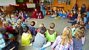 Die Grundschüler lauschten gespannt den Märchengeschichten. Die Erzählerin Petra Weller hatte auch für den zu fernen Ländern passenden Rahmen gesorgt. Foto: Ursula Vollmer