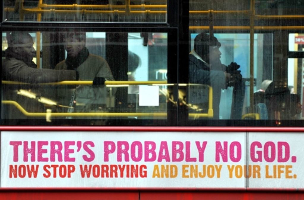Plakat der „Atheist Bus Campaign“: „There’s probably no God. Now stop worrying and enjoy your life“ („Es gibt wahrscheinlich keinen Gott. Nun denn, hör’ auf dir Sorgen zu machen und genieße dein Leben“).  2008 startete die britische Journalistin Ariane Sherine eine  Werbekampagne, die über Aufschriften auf Londoner Bussen die Grundhaltung des Atheismus propagierte. Foto: dpa