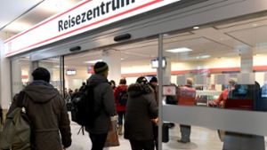 An den Serviceschaltern der Deutschen Bahn können Betroffene Gutscheine bekommen. Foto: dpa