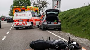 Ein BMW und ein Motorradfahrer befuhren die B464 in Richtung Weil im Schönbuch. Foto: SDMG/Dettenmeyer