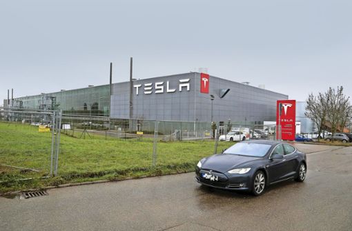 Kaum zu übersehen: Tesla-Schriftzug an der ehemaligen Eisenmann-Halle Foto: Eibner/Marcigliano