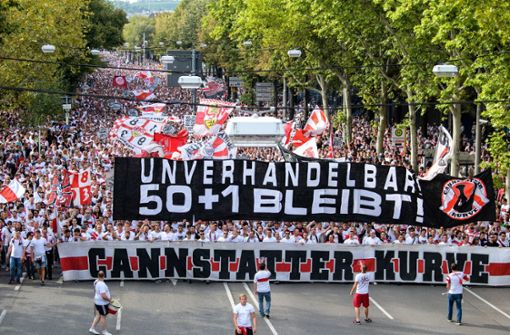„Unverhandelbar 50+1 bleibt!“ steht auf dem Transparent der VfB-Karawane vor der Partie gegen den FC Bayern München. Foto: dpa