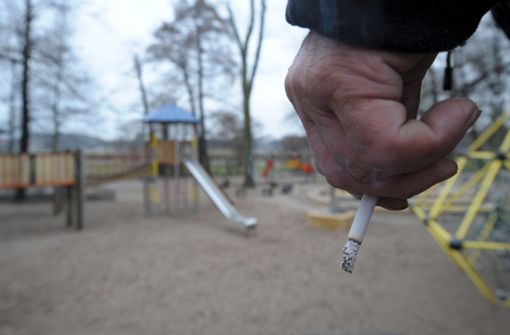 Um die Gesundheit von Kindern zu schützen, fordert der Ärzteverband Marburger Bund auf bestimmten öffentlichen Plätzen ein Rauchverbot. (Symbolfoto) Foto: dpa/Peter Endig