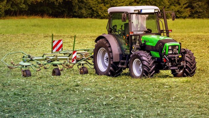 Unbekannte stehlen Traktor und verwüsten Felder