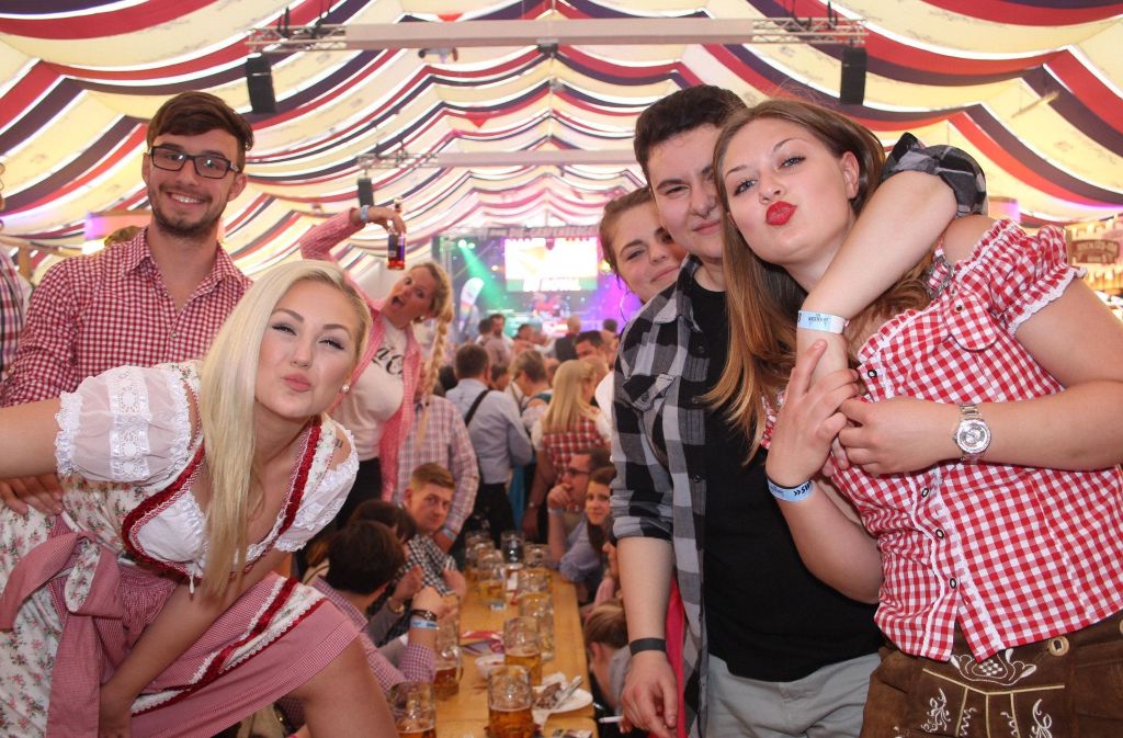 Stuttgarter Fruhlingsfest Ausgelassene Partystimmung Bei Der
