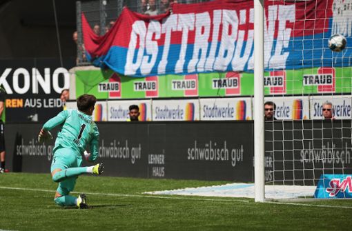 Ein Treffer, der Gregor Kobel verärgert. Für den VfB-Torhüter ist das 2:2 in Heidenheim zu wenig gewesen. Foto: Baumann