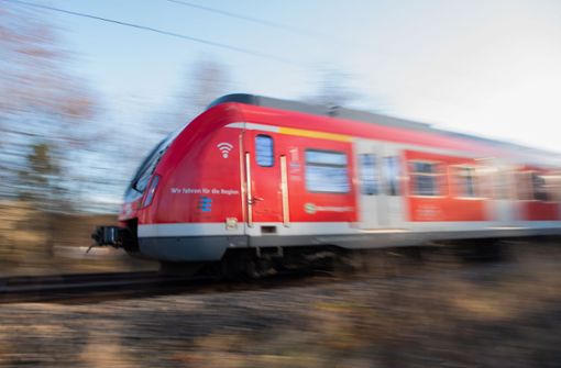 100 Fahrgäste mussten am Mittwochabend zurück nach Ludwigsburg, obwohl sie eigentlich in die andere Richtung wollten. Foto: picture alliance/dpa/Tom Weller