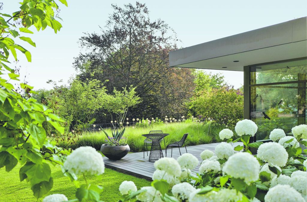 Der Landschaftsarchitekt Klaus Klein konzentrierte sich bei der Gestaltung des klassisch eleganten Gartens auf die Farben Grün und Weiß.  Das Projekt erhielt von der Jury von „Gärten des Jahres 2020“  eine besondere Anerkennung. Foto: Callwey/Ute Stehlmann