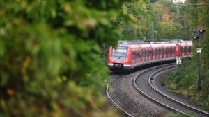 Eine S-Bahn ohne Passagiere überfuhr einen Metallpfosten, der auf den Gleisen abgelegt wurde (Symbolfoto). Foto: imago/Werner Kuhnle