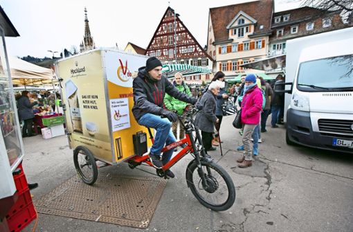 Der Lastenradler legt jeden Samstag bis zu 60 Kilometer im Stadtgebiet zurück. Foto: Horst Rudel