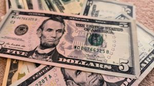 Die US-Notenbank hebt den Leitzins abermals an (Symbolbild). Foto: IMAGO/Russian Look/IMAGO/Maksim Konstantinov