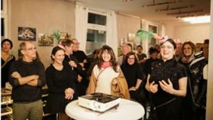 Die Künstlerin Justyna Koeke (rechts), die in der Erotik-Boutique Frau Blum am Donnerstagabend den Stuttgarter Nacktkalender „Kesselsafari“ vorgestellt hat, sucht Männer, die bei ihrer   Aktion „Ich bin kein Freier“ mitmachen. Foto: Andreas Engelhard