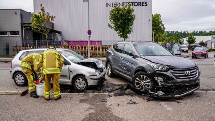 Autofahrer nach Zusammenstoß in Esslingen verletzt