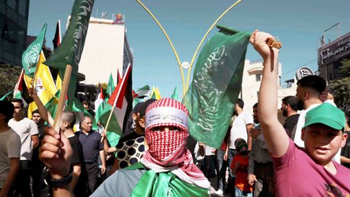 Palästinensische Unterstützer der Hamas bei einer Protestaktion in der Stadt Hebron im Westjordanland Foto: AFP/HAZEM BADER