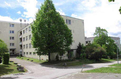 Die in die Jahre gekommenen Personalwohnungen am Krankenhaus Bad Cannstatt sollen abgerissen werden. Foto: Edgar Rehberger