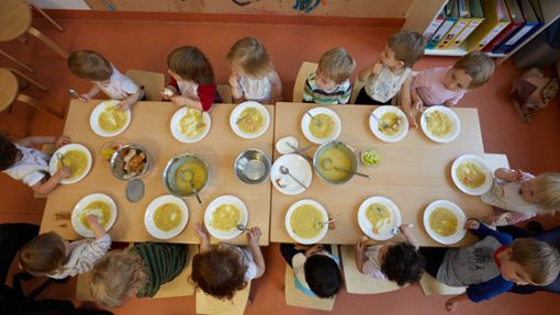 Mittagessen in der Kita: Sowohl die Qualität als auch der Preis sollen stimmen. Foto: dpa/Georg Wendt