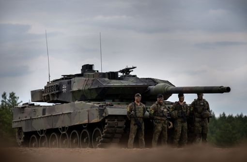 Soldaten stehen vor einem Leopard-2-Panzer der Bundeswehr. (Archivbild) Foto: dpa/Michael Kappeler