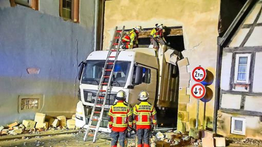 Januar 2024: Die Feuerwehr Mundelsheim hat schon eine gewisse Routine mit steckengebliebenen Lastern. Foto: KS-Images.de