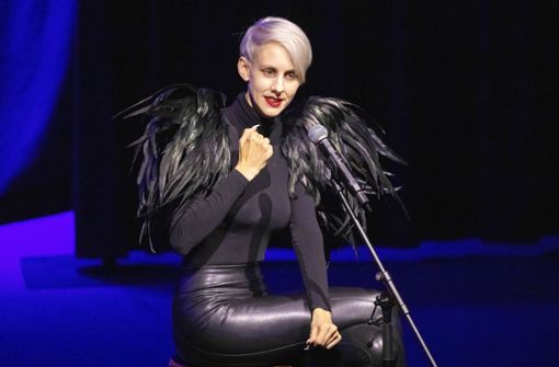 Extravagante Bühnenpräsenz:  Lisa Eckhart bei einem ihrer Auftritte. Foto: imago//Matthias Wehnert