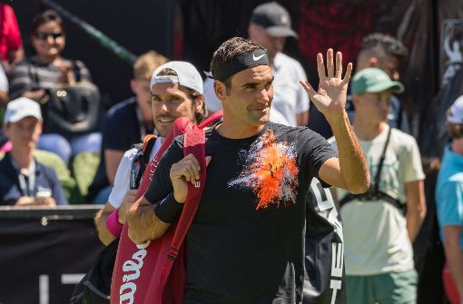 Der Schweizer Roger Federer schlägt beim Mercedes Cup auf und will seinen Fans zeigen, dass er selbst mit 35 Jahren noch im besten Tennisalter ist. Foto: dpa