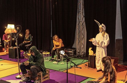 Die JU1-Theatergruppe der Böblinger DAT-Kunstschule präsentiert ihr neues Stück in Form eines Live-Hörspiels. Foto: Drofitsch/Eibner