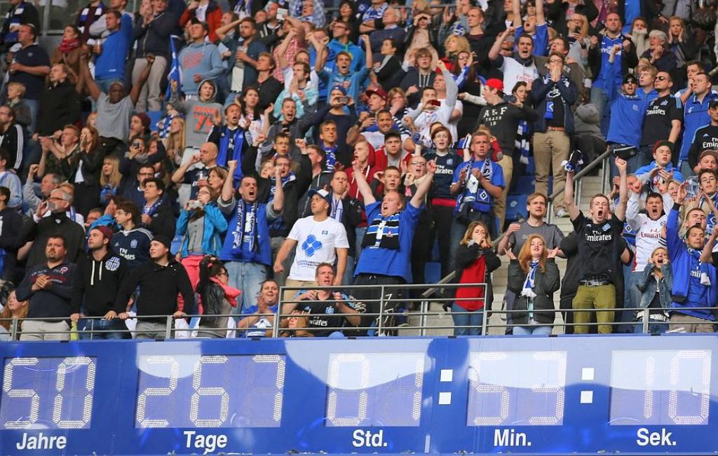Im Mai 2014 jubeln Hamburger Fans in der Imtech Arena nach dem Abpfiff des gewonnenen Relegationsspiels Greuther Fürth. Prognose für diese Saison: Diesmal wird es leider der Abstieg.