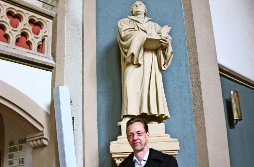 Pfarrer Ulrich Dreesman vor der Martin Luther-Statue von Emil Kiemlen. Foto: Annina Baur