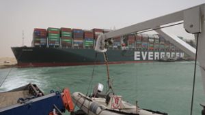 Sitzt fest: Der Containerfrachter „Ever Given“ im Suezkanal. Foto: AFP