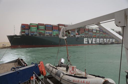 Sitzt fest: Der Containerfrachter „Ever Given“ im Suezkanal. Foto: AFP