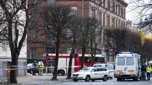 Die dänische Polizei und die Feuerwehr sichern das Gebäude der deutschen Botschaft in Kopenhagen, nachdem ein verdächtiges Päckchen gemeldet worden war. Foto: dpa