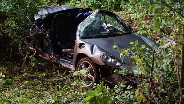 Porsche prallt gegen mehrere Bäume – zwei junge Menschen tot