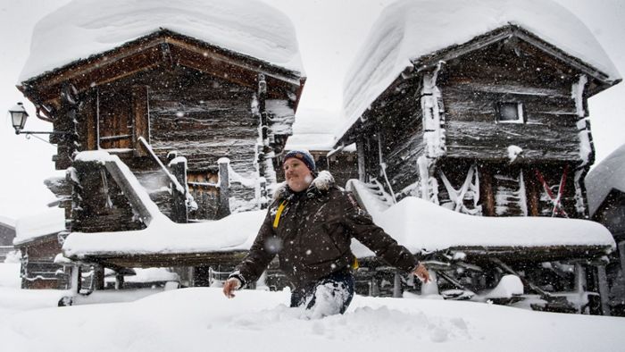Wintersportler in Österreich und der Schweiz eingeschneit