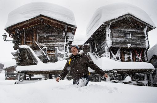 In Österreich und der Schweiz sind viele Wintersport-Touristen eingeschneit. Foto: dpa