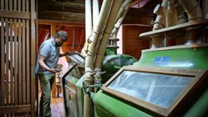 Alte Technik bleibt zeitgemäß – und fordert den Müller: Markus  Birenbaum  kontrolliert in der Talmühle das  gemahlene Mehl. Foto: factum/Simon Granville