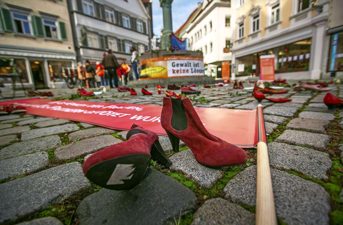 Mit hunderten roter Schuhe haben im November 2020 Aktivisten am Esslinger Postmichelbrunnen der Frauen gedacht, die durch ihre Partner getötet wurden. Foto: Roberto Bulgrin