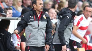 Jos Luhukay und der VfB Stuttgart gewinnen gegen die SG Sonnenhof Großaspach. Foto: Pressefoto Baumann