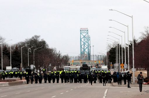 Nach wochenlangen Protesten ist die Ambassador Bridge an der Grenze zwischen Kanada und den USA wieder frei (Archivbild) Foto: AFP/JEFF KOWALSKY