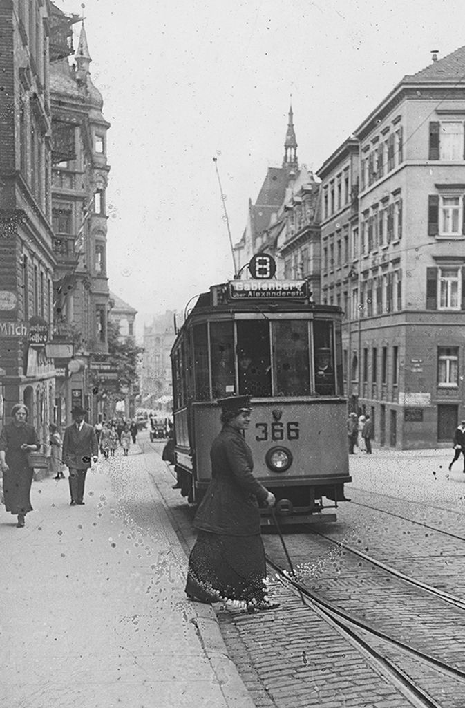Das Weichenstelleisen als Zeichen ihrer Würde: Eine Straßenbahnerin sorgt am Olgaeck dafür, dass Linie 8 auch wirklich nach Gablenberg kommt (um 1916).