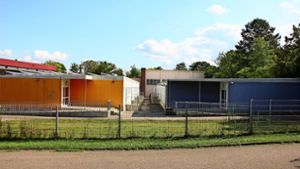 Die Rilke-Realschule in Rot wird für 16,8 Millionen Euro umgebaut und saniert. Die Verwaltung und elf Klassenzimmer sind bereits in Container eingezogen. Foto: Georg Friedel