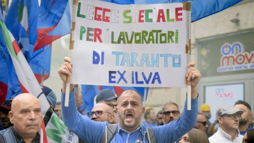 Die Metallarbeiter aus Tarent fürchten um ihre Existenz. Bei einem Protestmarsch im Oktober in Rom fordert dieser Mitarbeiter ein spezielles Gesetz für die Beschäftigten des Stahlwerks. Foto: imago//Marcello Valeri