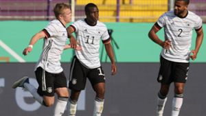 Jonathan Burkardt (links) feiert seinen Treffer zum 2:0 mit Youssoufa Moukoko (Mitte) und Josha Vagnoman. Foto: dpa/Friso Gentsch